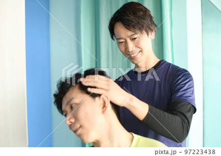 整体師の男性と施術を受ける男性の患者 整体師の男性と施術を受ける男性の患者 97223438