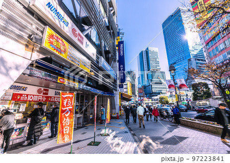 日本の東京都市景観 師走。大安で、宝くじ購入に良い日とされる一粒万倍日。渋谷の宝くじ売場=12日 日本の東京都市景観 師走。大安で、宝くじ購入に良い日とされる一粒万倍日。渋谷の宝くじ売場=12日 97223841