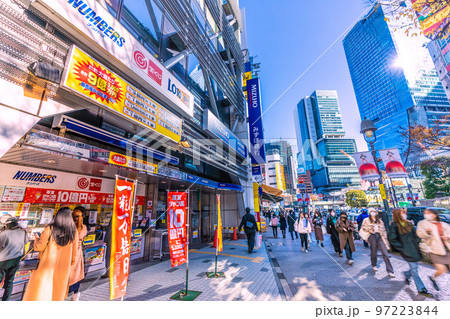 日本の東京都市景観 師走。大安で、宝くじ購入に良い日とされる一粒万倍日。渋谷の宝くじ売場＝12日 97223844
