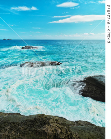 熊野　波頭に洗われる鬼ヶ城の岩礁 97223933