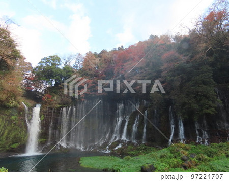 うっすらと朝靄の漂う白糸の滝と紅葉 97224707