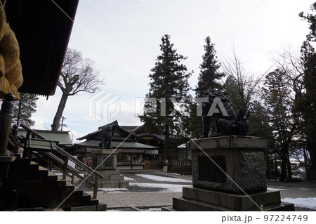 諏訪大社(下社)には本殿がありません。代わりに春宮ではスギの古木を、ご神木としています。 諏訪大社(下社)には本殿がありません。代わりに春宮ではスギの古木を、ご神木としています。 97224749