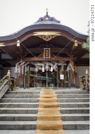 諏訪大社（下社）には本殿がありません。代わりに春宮ではスギの古木を、ご神木としています。 97224751
