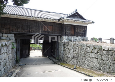 松山市の中心部、勝山(標高132m)にそびえ立つ松山城は、賤ヶ岳の合戦で有名な七本槍の 松山市の中心部、勝山(標高132m)にそびえ立つ松山城は、賤ヶ岳の合戦で有名な七本槍の 97225917