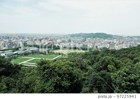 松山市の中心部、勝山(標高132m)にそびえ立つ松山城は、賤ヶ岳の合戦で有名な七本槍の 松山市の中心部、勝山(標高132m)にそびえ立つ松山城は、賤ヶ岳の合戦で有名な七本槍の 97225941