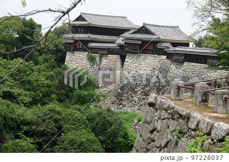松山市の中心部、勝山（標高132m）にそびえ立つ松山城は、賤ヶ岳の合戦で有名な七本槍の 97226037