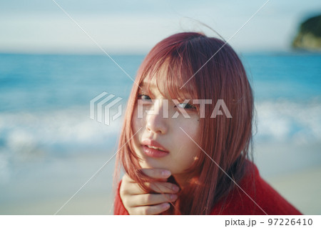 浜辺と女性 97226410