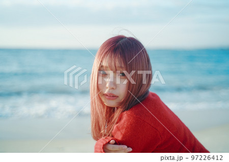 浜辺と女性 浜辺と女性 97226412