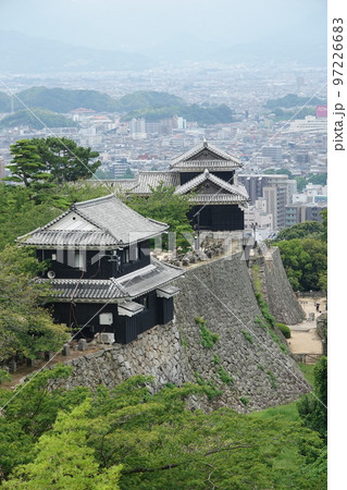 松山市の中心部、勝山(標高132m)にそびえ立つ松山城は、賤ヶ岳の合戦で有名な七本槍の 松山市の中心部、勝山(標高132m)にそびえ立つ松山城は、賤ヶ岳の合戦で有名な七本槍の 97226683