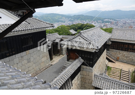 松山市の中心部、勝山(標高132m)にそびえ立つ松山城は、賤ヶ岳の合戦で有名な七本槍の 松山市の中心部、勝山(標高132m)にそびえ立つ松山城は、賤ヶ岳の合戦で有名な七本槍の 97226687