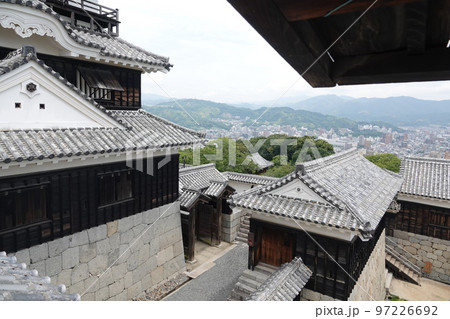 松山市の中心部、勝山(標高132m)にそびえ立つ松山城は、賤ヶ岳の合戦で有名な七本槍の 松山市の中心部、勝山(標高132m)にそびえ立つ松山城は、賤ヶ岳の合戦で有名な七本槍の 97226692