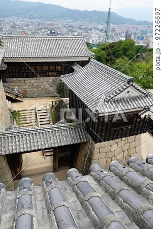 松山市の中心部、勝山(標高132m)にそびえ立つ松山城は、賤ヶ岳の合戦で有名な七本槍の 松山市の中心部、勝山(標高132m)にそびえ立つ松山城は、賤ヶ岳の合戦で有名な七本槍の 97226697