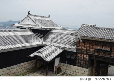 松山市の中心部、勝山(標高132m)にそびえ立つ松山城は、賤ヶ岳の合戦で有名な七本槍の 松山市の中心部、勝山(標高132m)にそびえ立つ松山城は、賤ヶ岳の合戦で有名な七本槍の 97226703