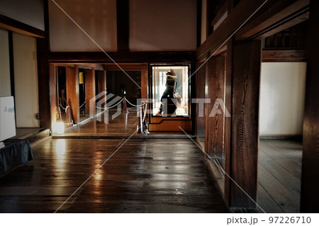 松山市の中心部、勝山（標高132m）にそびえ立つ松山城は、賤ヶ岳の合戦で有名な七本槍の 97226710