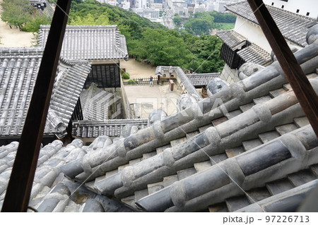 松山市の中心部、勝山（標高132m）にそびえ立つ松山城は、賤ヶ岳の合戦で有名な七本槍の 97226713