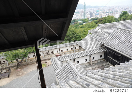 松山市の中心部、勝山（標高132m）にそびえ立つ松山城は、賤ヶ岳の合戦で有名な七本槍の 97226714