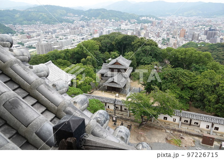 松山市の中心部、勝山(標高132m)にそびえ立つ松山城は、賤ヶ岳の合戦で有名な七本槍の 松山市の中心部、勝山(標高132m)にそびえ立つ松山城は、賤ヶ岳の合戦で有名な七本槍の 97226715