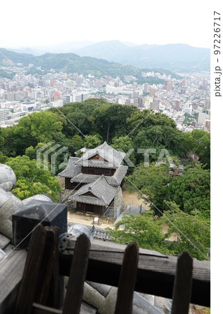 松山市の中心部、勝山(標高132m)にそびえ立つ松山城は、賤ヶ岳の合戦で有名な七本槍の 松山市の中心部、勝山(標高132m)にそびえ立つ松山城は、賤ヶ岳の合戦で有名な七本槍の 97226717