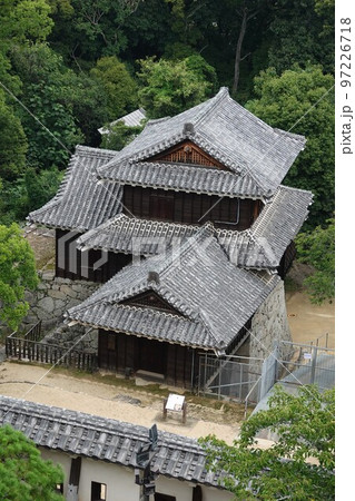 松山市の中心部、勝山（標高132m）にそびえ立つ松山城は、賤ヶ岳の合戦で有名な七本槍の 97226718