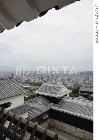 松山市の中心部、勝山(標高132m)にそびえ立つ松山城は、賤ヶ岳の合戦で有名な七本槍の 松山市の中心部、勝山(標高132m)にそびえ立つ松山城は、賤ヶ岳の合戦で有名な七本槍の 97226737
