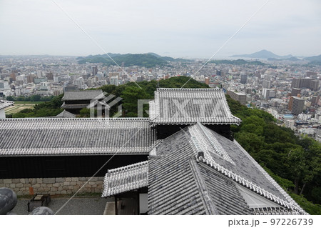 松山市の中心部、勝山(標高132m)にそびえ立つ松山城は、賤ヶ岳の合戦で有名な七本槍の 松山市の中心部、勝山(標高132m)にそびえ立つ松山城は、賤ヶ岳の合戦で有名な七本槍の 97226739