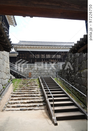 松山市の中心部、勝山（標高132m）にそびえ立つ松山城は、賤ヶ岳の合戦で有名な七本槍の 97226750