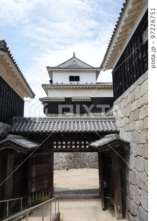 松山市の中心部、勝山(標高132m)にそびえ立つ松山城は、賤ヶ岳の合戦で有名な七本槍の 松山市の中心部、勝山(標高132m)にそびえ立つ松山城は、賤ヶ岳の合戦で有名な七本槍の 97226751