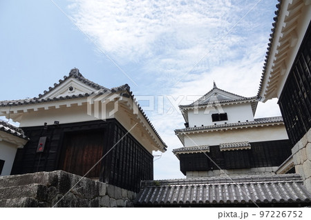 松山市の中心部、勝山(標高132m)にそびえ立つ松山城は、賤ヶ岳の合戦で有名な七本槍の 松山市の中心部、勝山(標高132m)にそびえ立つ松山城は、賤ヶ岳の合戦で有名な七本槍の 97226752
