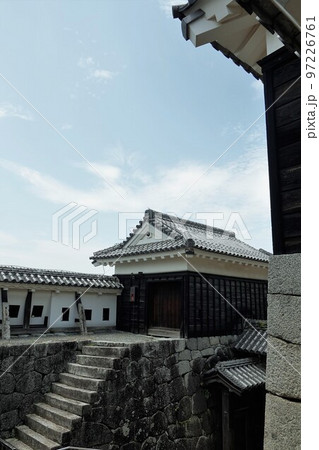 松山市の中心部、勝山(標高132m)にそびえ立つ松山城は、賤ヶ岳の合戦で有名な七本槍の 松山市の中心部、勝山(標高132m)にそびえ立つ松山城は、賤ヶ岳の合戦で有名な七本槍の 97226761