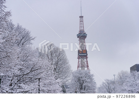 真冬の札幌大通の雪景色 97226896
