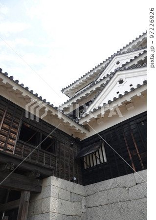 松山市の中心部、勝山(標高132m)にそびえ立つ松山城は、賤ヶ岳の合戦で有名な七本槍の 松山市の中心部、勝山(標高132m)にそびえ立つ松山城は、賤ヶ岳の合戦で有名な七本槍の 97226926