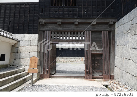 松山市の中心部、勝山（標高132m）にそびえ立つ松山城は、賤ヶ岳の合戦で有名な七本槍の 97226933