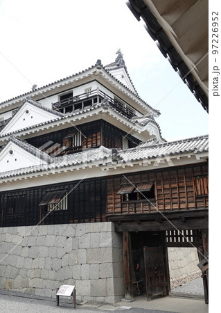 松山市の中心部、勝山(標高132m)にそびえ立つ松山城は、賤ヶ岳の合戦で有名な七本槍の 松山市の中心部、勝山(標高132m)にそびえ立つ松山城は、賤ヶ岳の合戦で有名な七本槍の 97226952