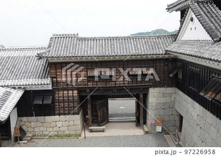松山市の中心部、勝山(標高132m)にそびえ立つ松山城は、賤ヶ岳の合戦で有名な七本槍の 松山市の中心部、勝山(標高132m)にそびえ立つ松山城は、賤ヶ岳の合戦で有名な七本槍の 97226958
