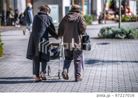 日本の横浜都市景観　高齢化社会＝横浜市内で 97227016