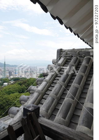 松山市の中心部、勝山(標高132m)にそびえ立つ松山城は、賤ヶ岳の合戦で有名な七本槍の 松山市の中心部、勝山(標高132m)にそびえ立つ松山城は、賤ヶ岳の合戦で有名な七本槍の 97227203