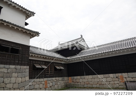 松山市の中心部、勝山(標高132m)にそびえ立つ松山城は、賤ヶ岳の合戦で有名な七本槍の 松山市の中心部、勝山(標高132m)にそびえ立つ松山城は、賤ヶ岳の合戦で有名な七本槍の 97227209