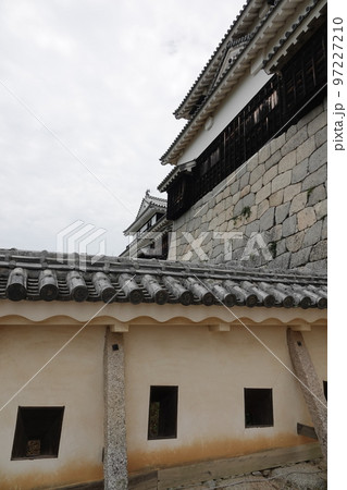 松山市の中心部、勝山(標高132m)にそびえ立つ松山城は、賤ヶ岳の合戦で有名な七本槍の 松山市の中心部、勝山(標高132m)にそびえ立つ松山城は、賤ヶ岳の合戦で有名な七本槍の 97227210