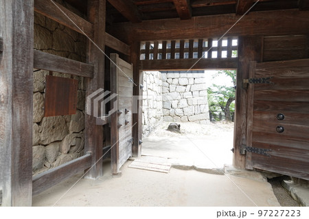 松山市の中心部、勝山(標高132m)にそびえ立つ松山城は、賤ヶ岳の合戦で有名な七本槍の 松山市の中心部、勝山(標高132m)にそびえ立つ松山城は、賤ヶ岳の合戦で有名な七本槍の 97227223