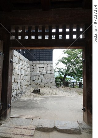 松山市の中心部、勝山(標高132m)にそびえ立つ松山城は、賤ヶ岳の合戦で有名な七本槍の 松山市の中心部、勝山(標高132m)にそびえ立つ松山城は、賤ヶ岳の合戦で有名な七本槍の 97227224