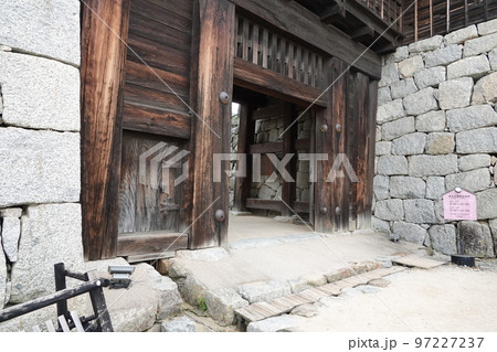 松山市の中心部、勝山(標高132m)にそびえ立つ松山城は、賤ヶ岳の合戦で有名な七本槍の 松山市の中心部、勝山(標高132m)にそびえ立つ松山城は、賤ヶ岳の合戦で有名な七本槍の 97227237