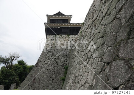 松山市の中心部、勝山（標高132m）にそびえ立つ松山城は、賤ヶ岳の合戦で有名な七本槍の 97227243