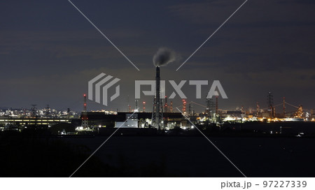兵庫県姫路市の小赤壁展望台から見た高砂火力発電所や神戸製鋼加古川製鉄所、明石海峡大橋などの夜景 97227339