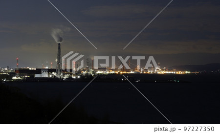 兵庫県姫路市の小赤壁展望台から見た高砂火力発電所や神戸製鋼加古川製鉄所、明石海峡大橋などの夜景 97227350