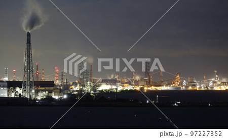 兵庫県姫路市の小赤壁展望台から見た高砂火力発電所や神戸製鋼加古川製鉄所、明石海峡大橋などの夜景 97227352