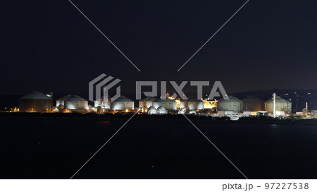 兵庫県姫路市の小赤壁展望台から見た大阪ガスの関連会社のタンク群の夜景 兵庫県姫路市の小赤壁展望台から見た大阪ガスの関連会社のタンク群の夜景 97227538