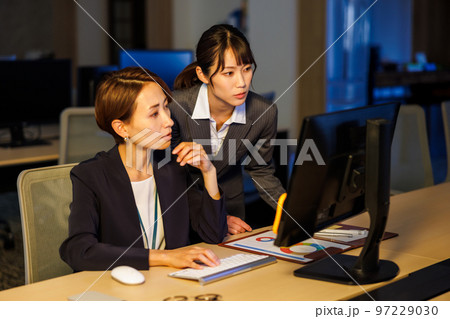 会社に残って遅くまで仕事をするビジネスウーマン 会社に残って遅くまで仕事をするビジネスウーマン 97229030