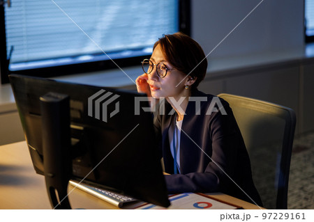 会社に残って遅くまで仕事をするビジネスウーマン 97229161