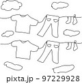 晴れた日の洗濯物が干されているスケッチイラスト 97229928