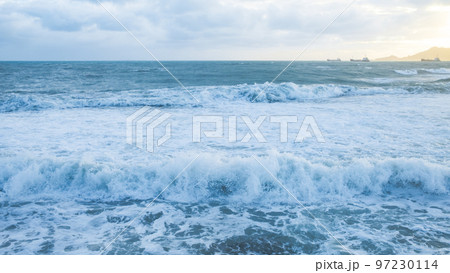 沖縄・中城湾で正面から打ち寄せる波 97230114